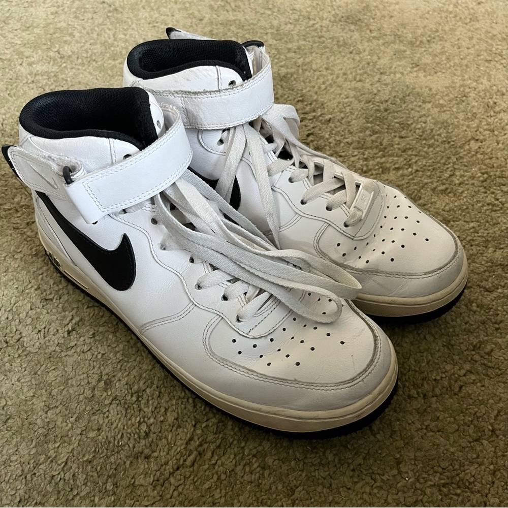 • White and black Nike AF1’s